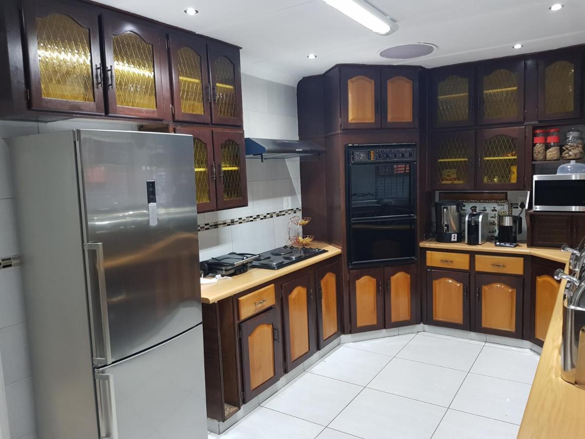 Good 2 Go Guest House Беноні Екстер'єр фото