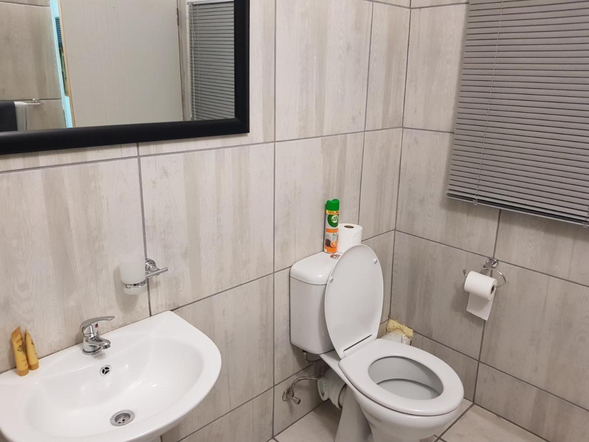 Good 2 Go Guest House Беноні Екстер'єр фото