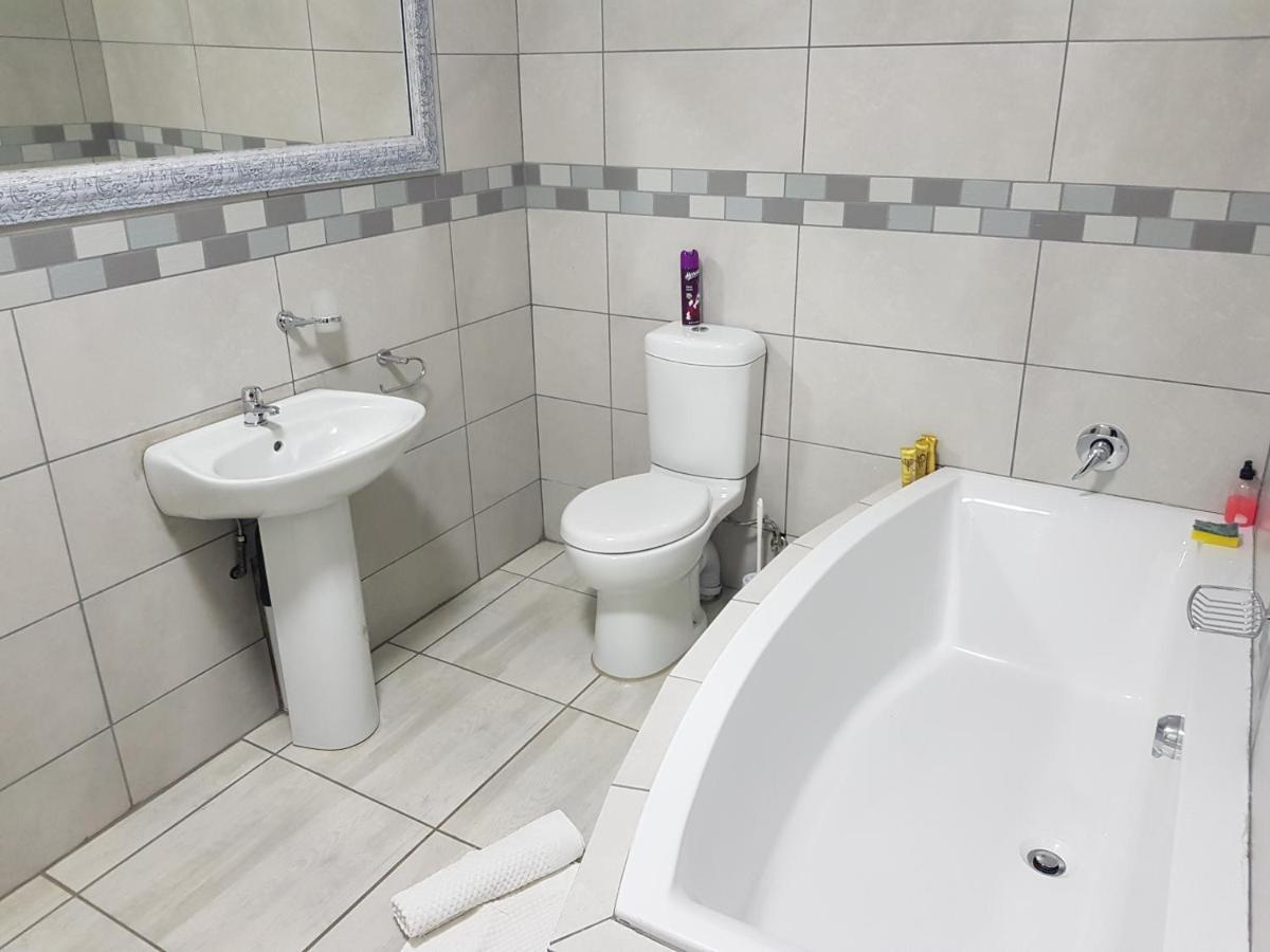 Good 2 Go Guest House Беноні Екстер'єр фото