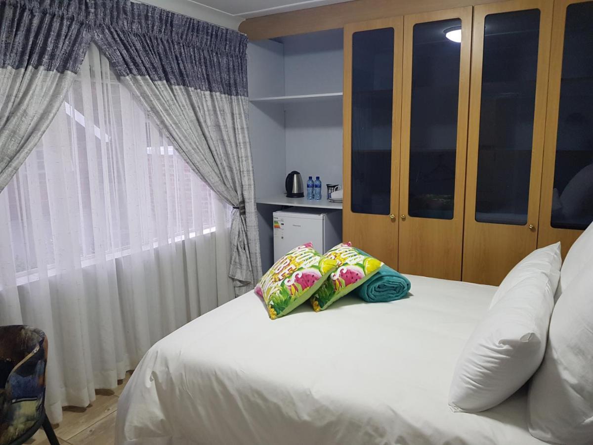 Good 2 Go Guest House Беноні Екстер'єр фото