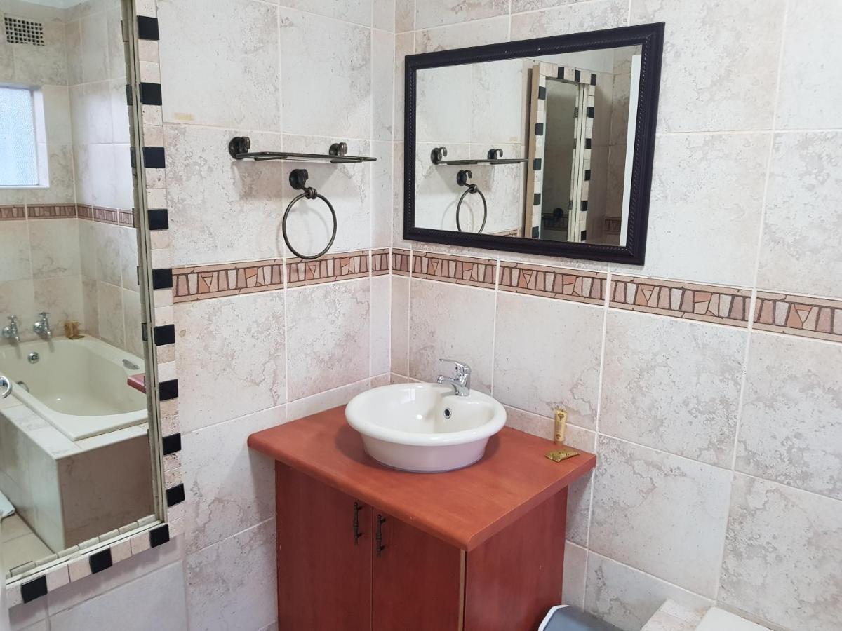 Good 2 Go Guest House Беноні Екстер'єр фото