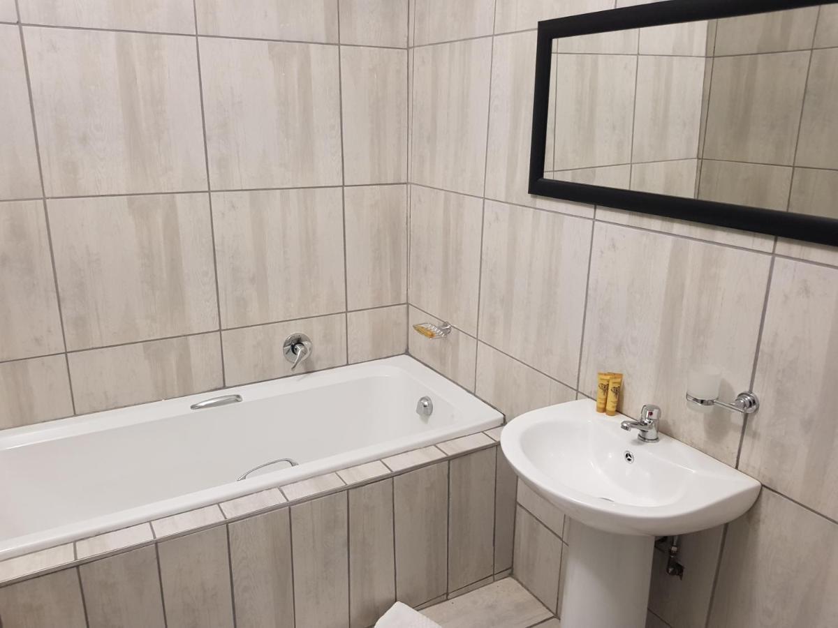 Good 2 Go Guest House Беноні Екстер'єр фото